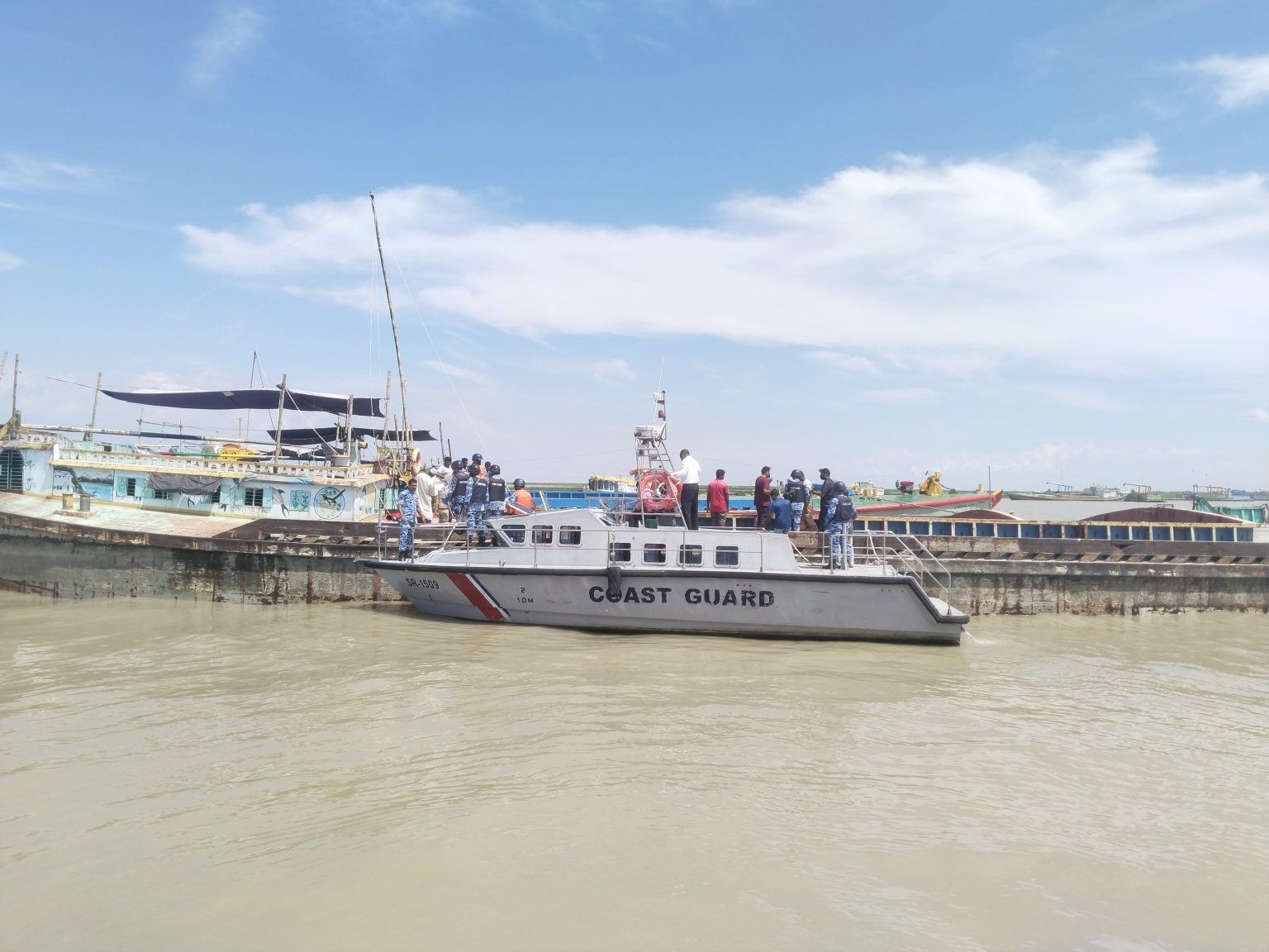 ভোলায় অবৈধ বালু উত্তোলনের বিরুদ্ধে কোস্ট গার্ডের অভিযান, পালিয়ে গেলেন ড্রেজার মালিকরা