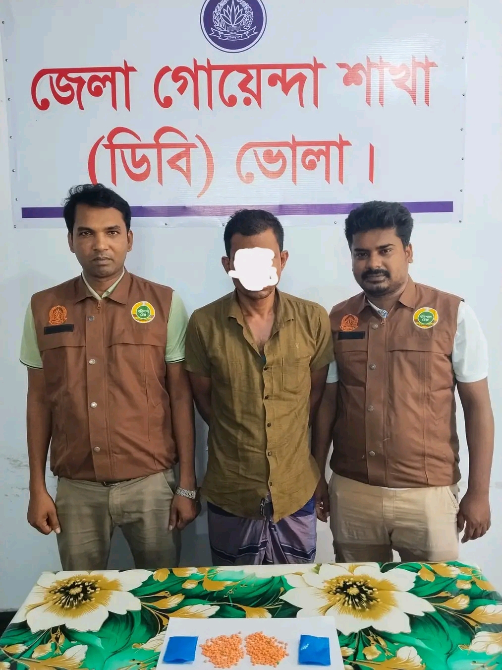 লালমোহনে ডিবির অভিযানে ৪০০ পিস ইয়াবাসহ মাদক ব্যবসায়ী আটক