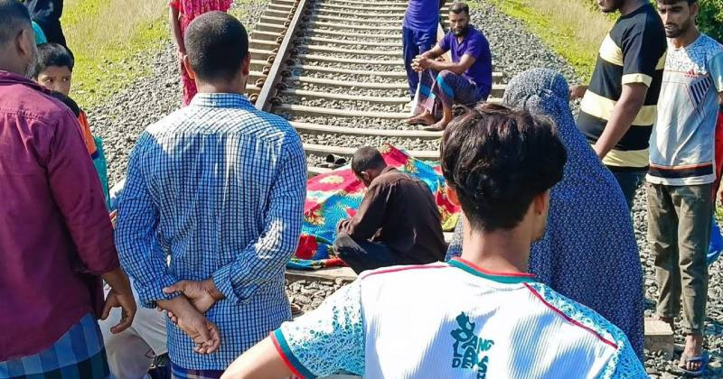 বিদ্যুৎ  না থাকায় রেললাইনেই ঘুমিয়ে পড়েন ২ যুবক, ট্রেনে কাটা পড়ে মৃত্যু
