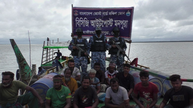 বালু উত্তোলনে অভিযান: মনপুরায় দুই ড্রেজার আটক