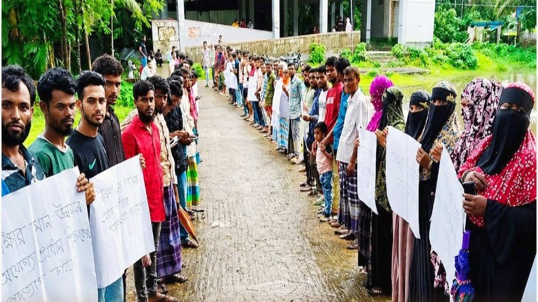 লালমোহনে প্রধান শিক্ষকের অপসারণ দাবিতে মানববন্ধন