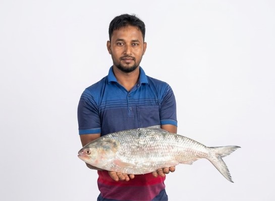 ১৪ হাজার টাকায় বিক্রি ২ কেজি ৬০০ গ্রামের ‘রাজা ইলিশ’