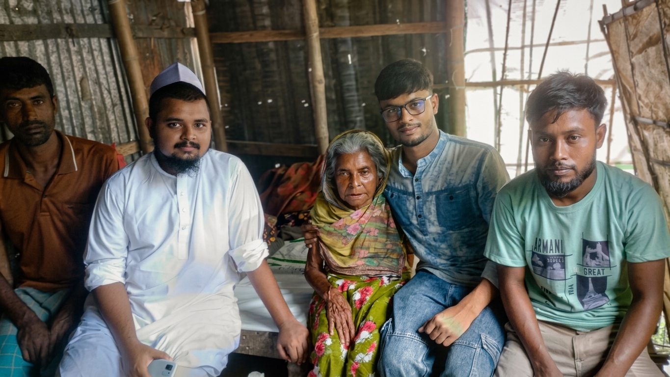 অসহায় বৃদ্ধার পাশে আবারও মা ব্লাড ফাউন্ডেশন