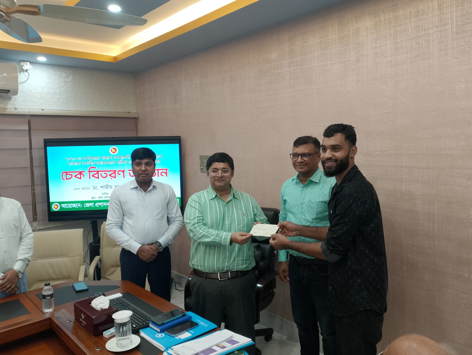 ভোলা জেলা প্রশাসকের হাত থেকে অনুদানের চেক গ্রহণ করল স্বাধীন যুব উন্নয়ন সংস্থা