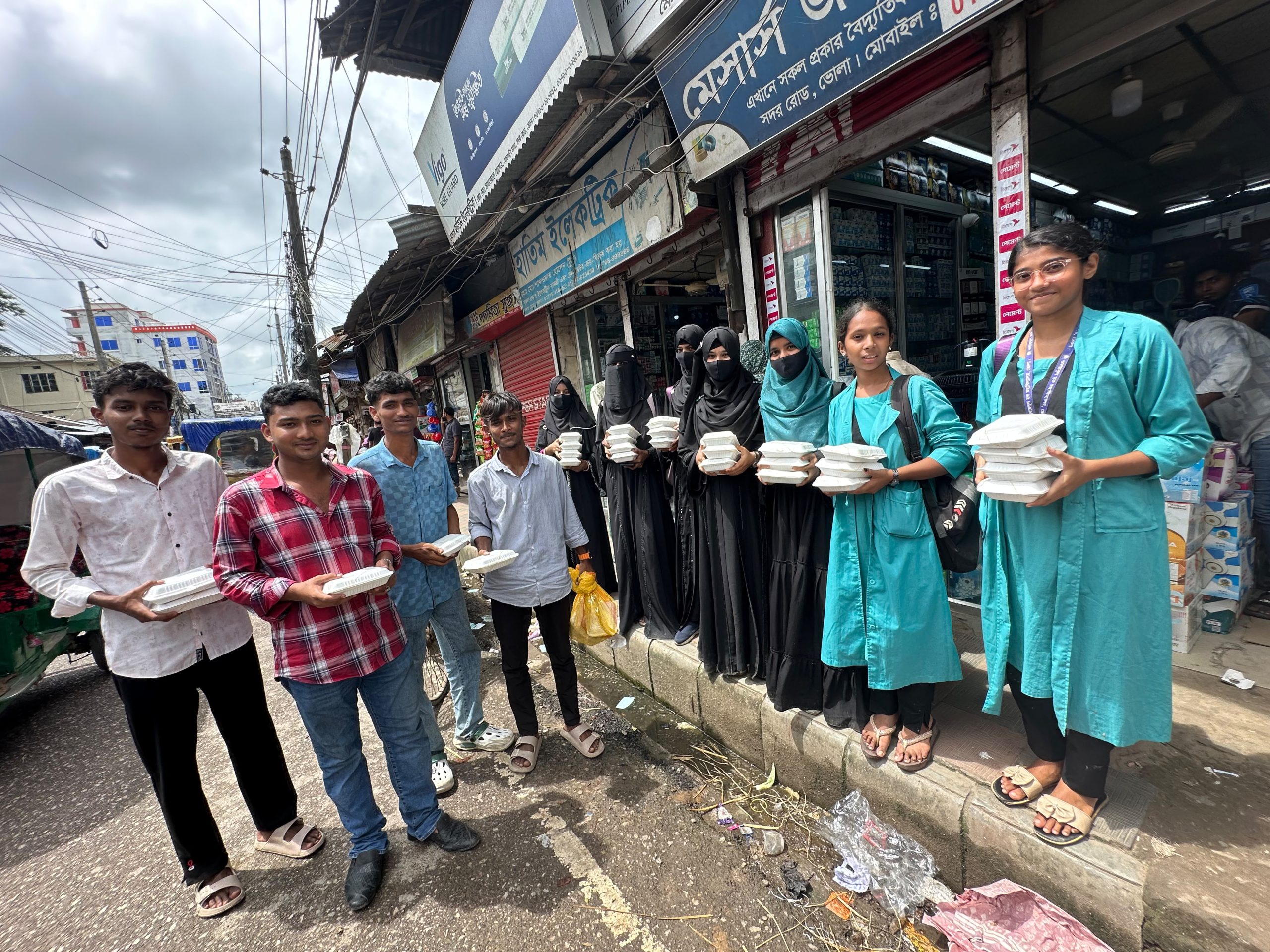 ভোলায় অসহায় মানুষের মাঝে খাবার বিতরণ করল সেবা তরঙ্গ সংগঠন