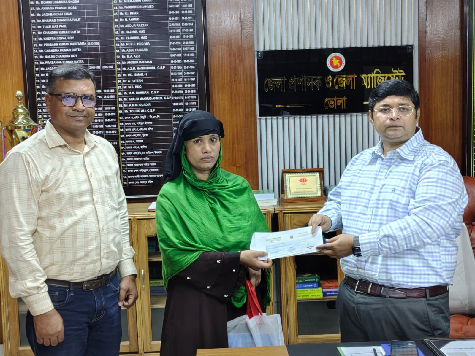 ভোলা জেলা সমাজকল্যাণ কমিটির তহবিল থেকে অসহায় নারীকে ১০ হাজার টাকার চিকিৎসা সহায়তা