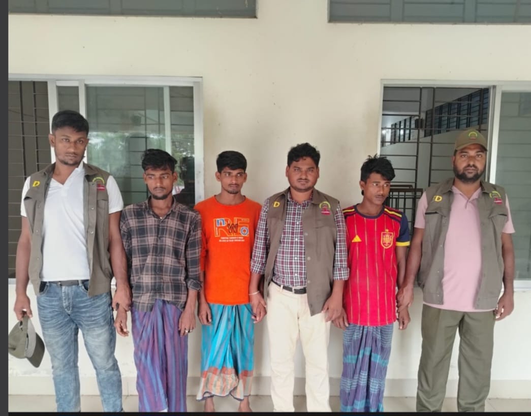 মনপুরায় সংরক্ষিত বনাঞ্চলের খালে বিষ দিয়ে মাছ শিকার, তিন জেলে আটক, জেল হাজতে প্রেরণ 