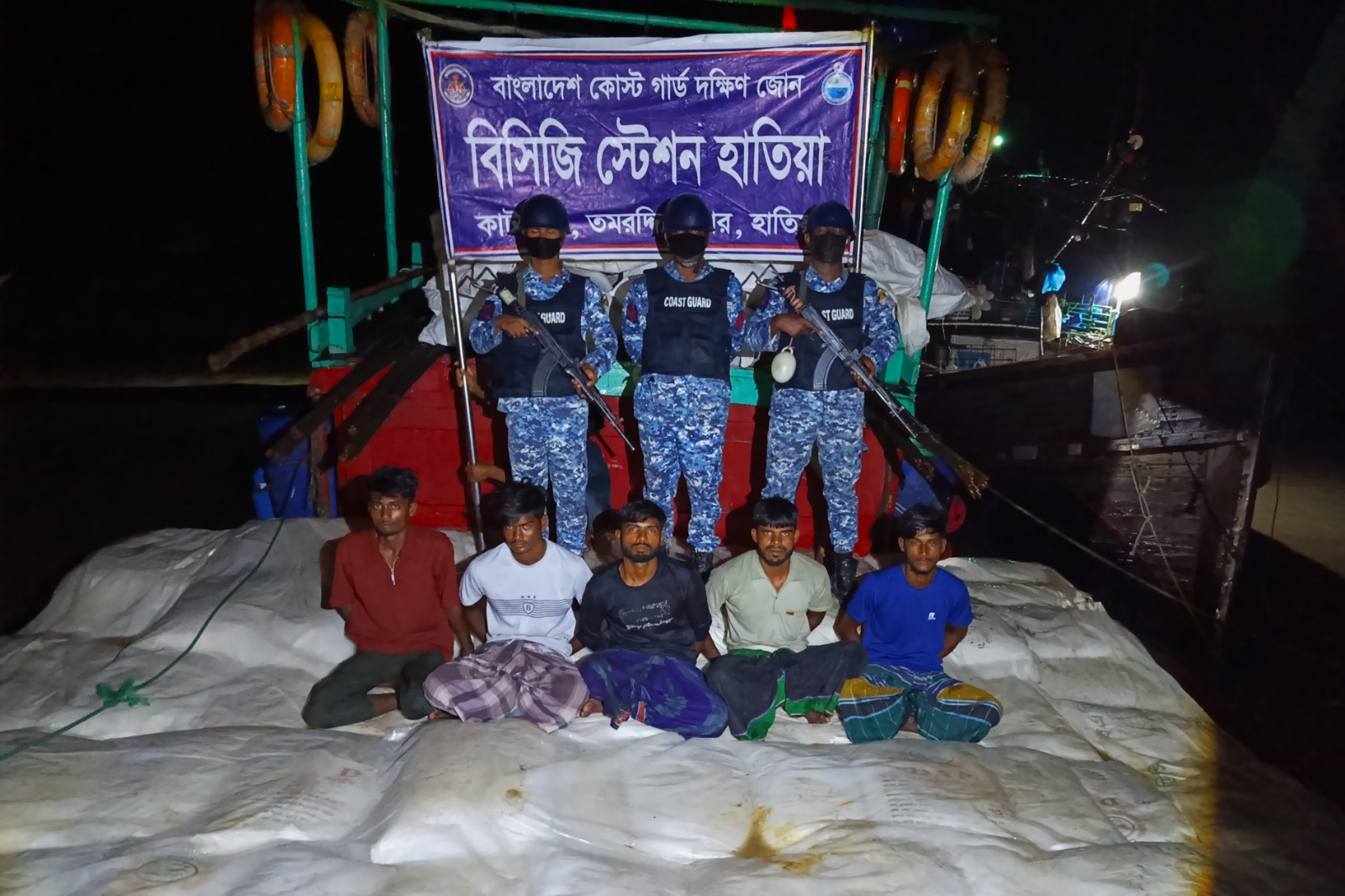 মায়ানমারে পাচারের সময় ৭৬০ বস্তা সারসহ পাঁচজন আটক