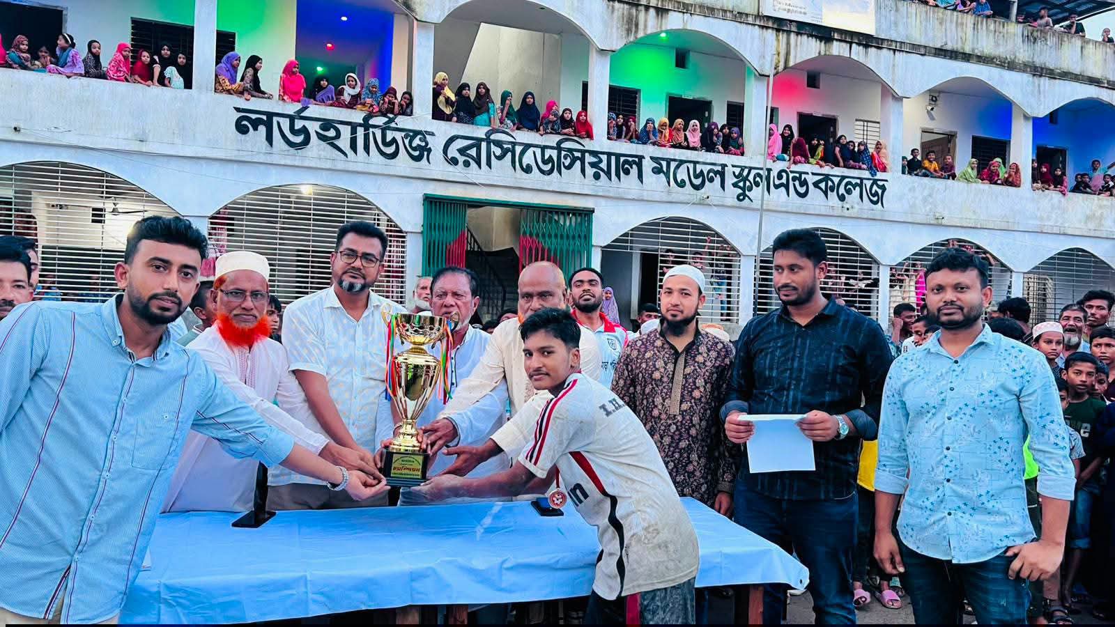 লালমোহনে আন্তঃক্লাস ফুটবল টুর্নামেন্টের ফাইনাল অনুষ্ঠিত
