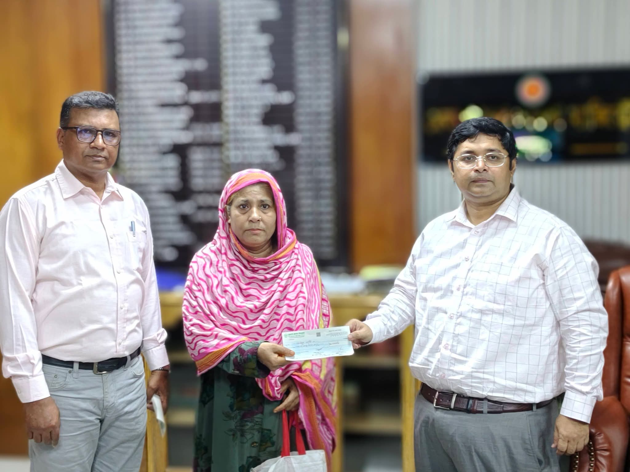 ভোলায় অসহায় ৩ রোগীর পাশে জেলা প্রশাসন, দেওয়া হলো ৩০ হাজার টাকার চেক