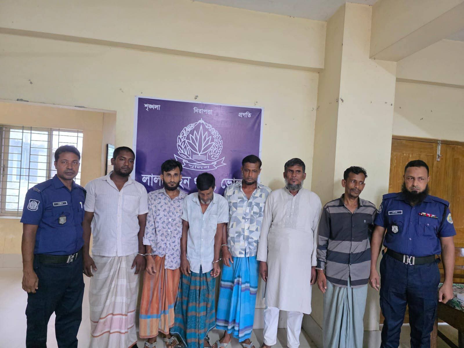 লালমোহনে জুয়ার আসর থেকে ৬ জুয়ারি আটক