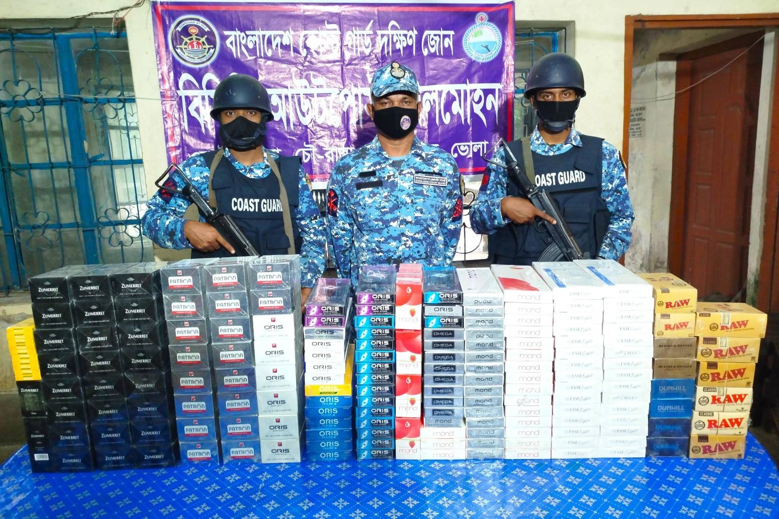 লালমোহনে ৩০ হাজার ৪০০ শলাকা অ/বৈধ বিদেশি সিগারেট জ/ব্দ