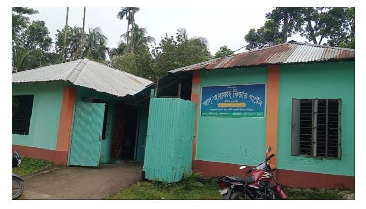 চরফ্যাশনে কিন্ডার গার্টেনের গেট ভেঙে ১০ ফ্যানসহ মালামাল চুরি