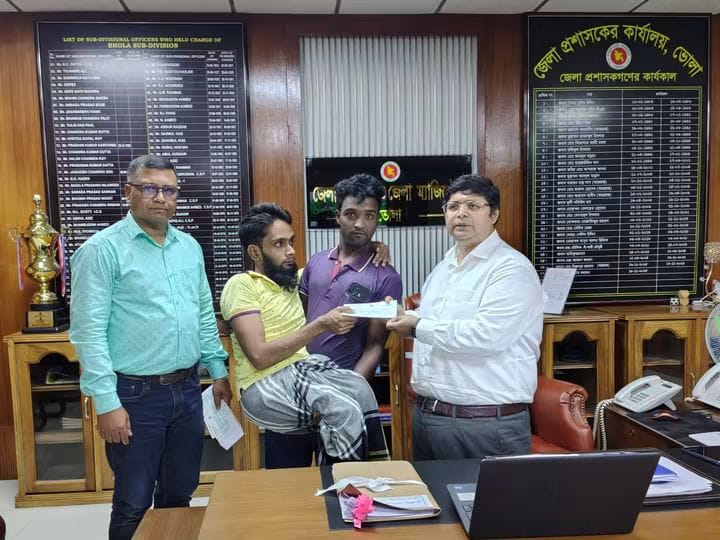 ভোলায় ৩ জনকে চিকিৎসা সহায়তার ৩০ হাজার টাকার চেক হস্তান্তর