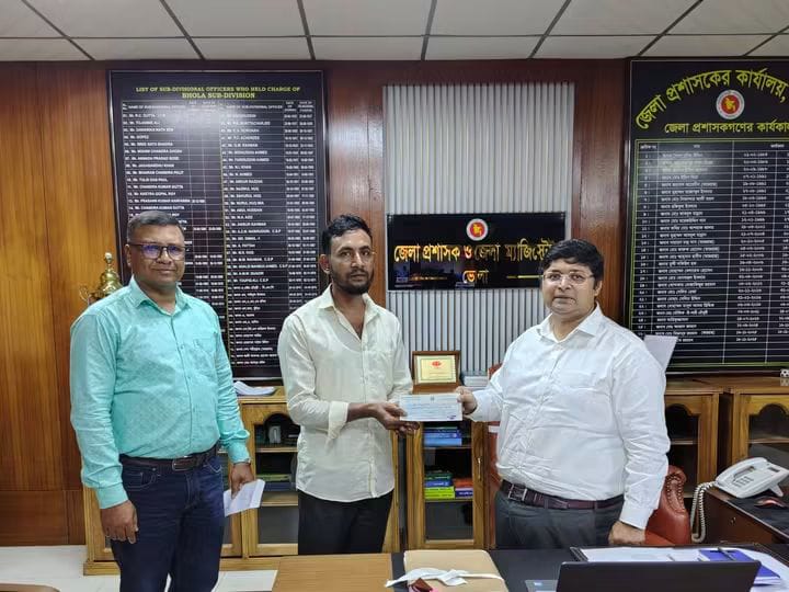 ভোলায় ৩ জনকে চিকিৎসা সহায়তার ৩০ হাজার টাকার চেক হস্তান্তর