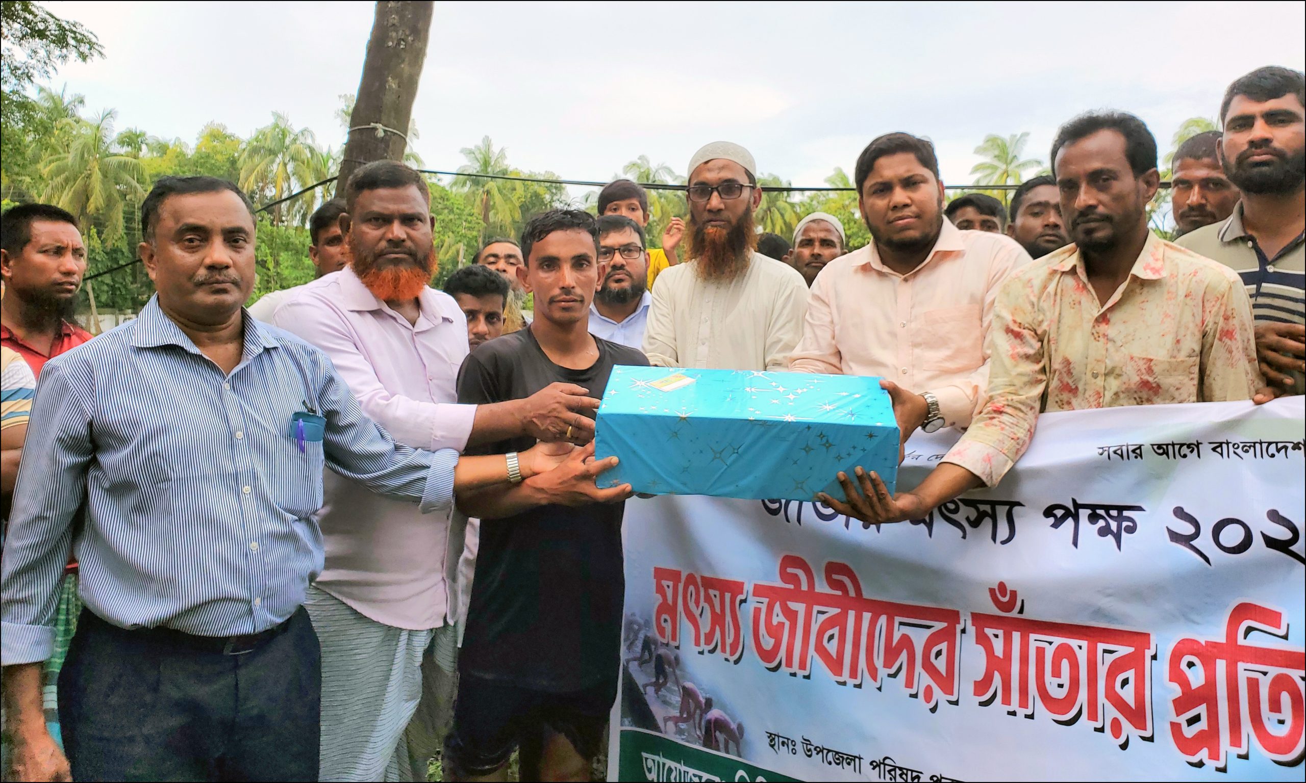 দৌলতখানে সাঁতার প্রতিযোগিতা ও পুরস্কার বিতরণ