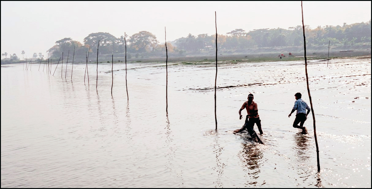 লালমোহনে মেঘনায় অবৈধ খুর্চি জালের কারণে কাঙ্খিত মাছ পাচ্ছেন না জেলেরা