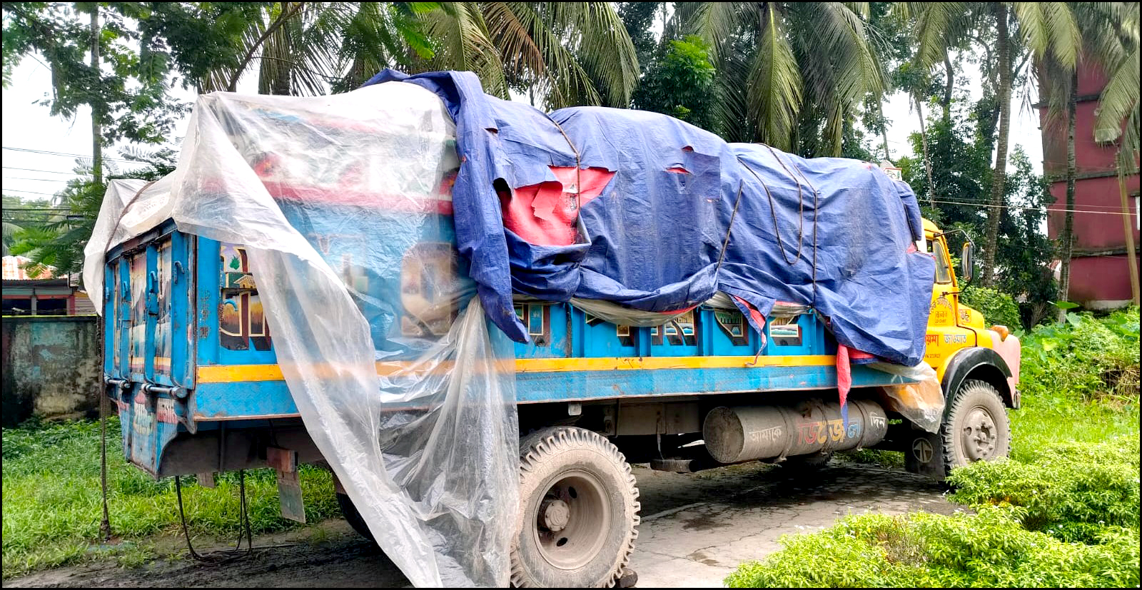 মিয়ানমারে পাচারকালে চরফ্যাশন থেকে ২৯৩ বস্তা সার জব্দ, আটক-৪