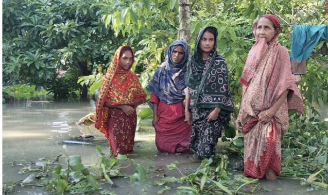 ভোলার জোয়ারে প্লাবিত বিস্তীর্ণ জনপদ, ৪দিন ধরে দুর্ভোগে ১৫ গ্রামের মানুষ