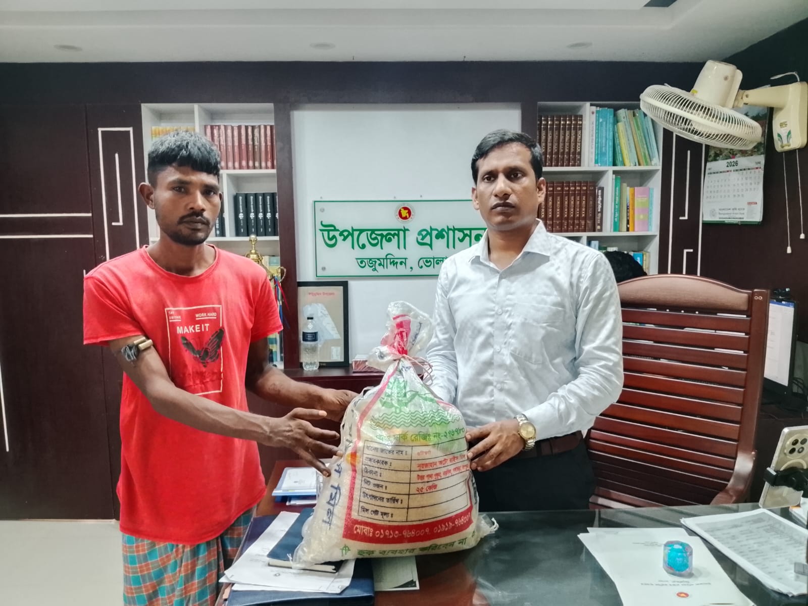 তজুমদ্দিনে অর্থাভাবে চিকিৎসাবঞ্চিত রিকশাচালক কালামের পাশে ইউএনও