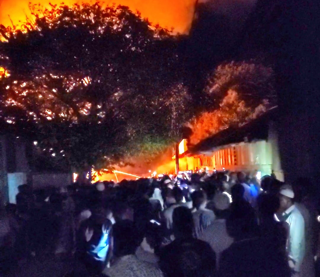 দৌলতখানে তেলের গোডাউনে ভয়াবহ অগ্নিকাণ্ড : ৬টি গোডাউন পুড়ে ছাঁই