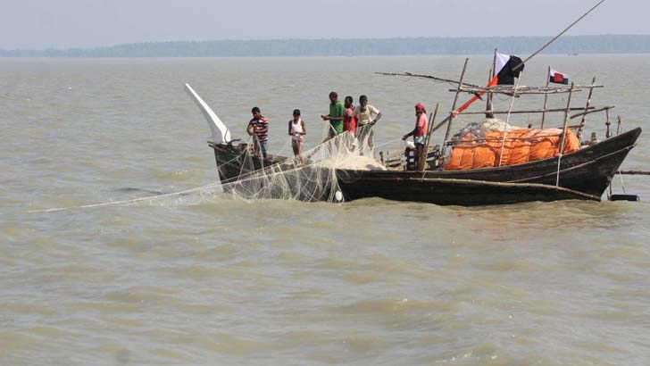 ভরা মৌসুমেও তজুমদ্দিনে মেঘনায় মিলছে না কাঙ্ক্ষিত ইলিশ